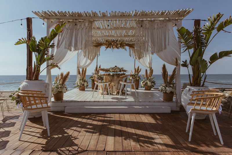 In questa foto, l'allestimento di un matrimonio simbolico in spiaggia al mamamare