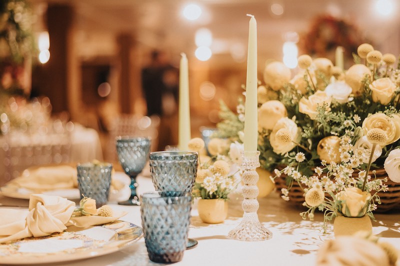 In questa foto, un tavolo per un matrimonio al mamamare allestito nei toni dell'azzurro e del bianco