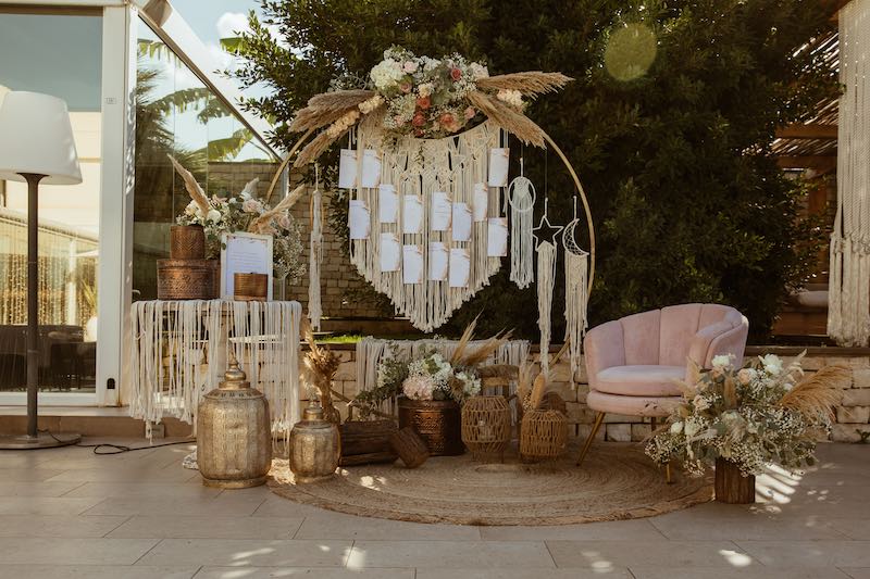 In questa foto, un tableau de mariage in stile boho chic del mamamare