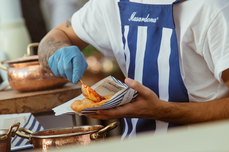 In questa foto, un corner della pizza fritta in un buffet al mamamare