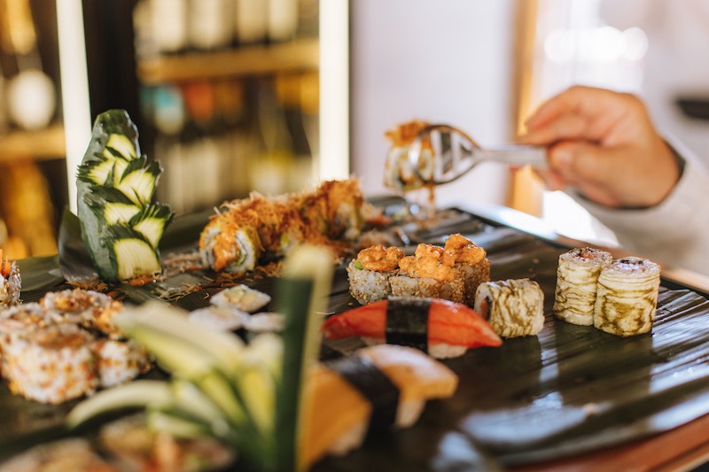 In questa foto, un corner del sushi in un buffet al mamamare