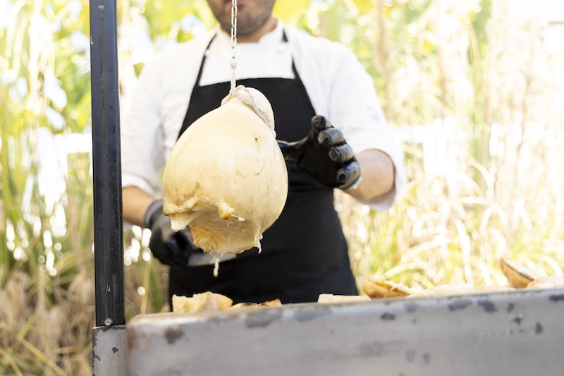 In questa foto, un corner dl caciocavallo impiccato in un buffet al mamamare