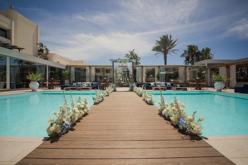In questa foto, il Dehors della piscina del mamamare allestito per un matrimonio nei toni del bianco e dell'azzurro