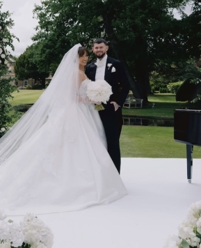 Megan McKenna sposa Oliver Burke, nozze da fiaba con due abiti couture Peter Langner