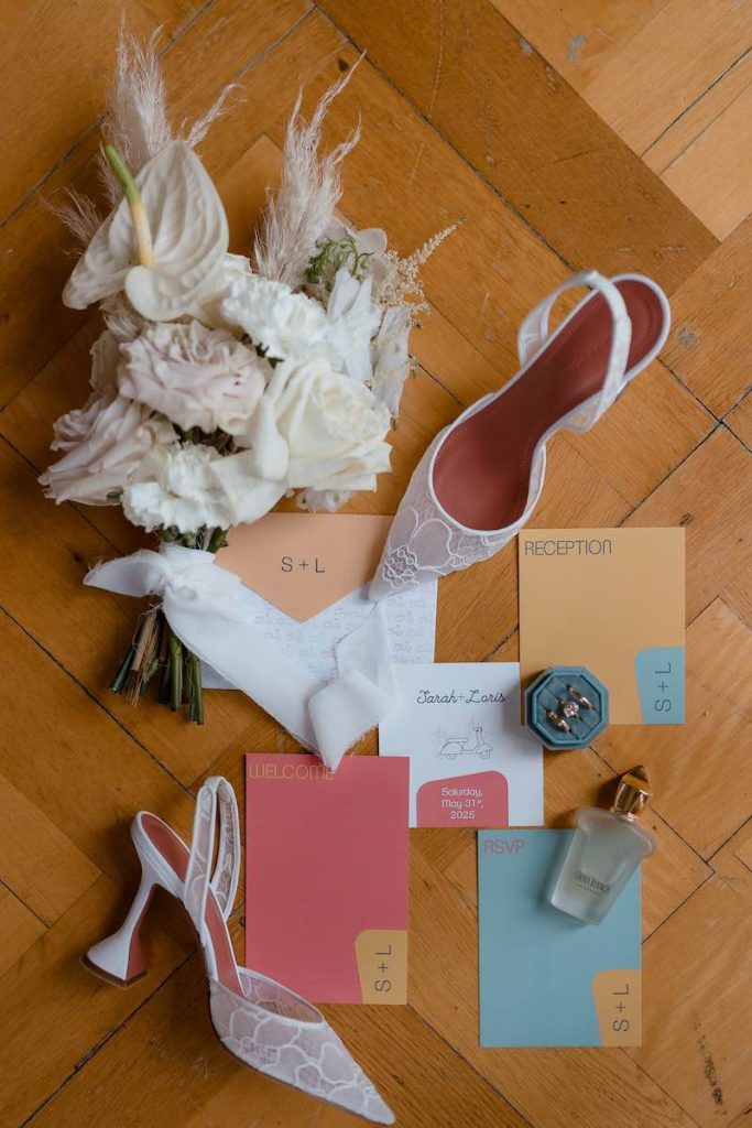 In questa foto, la stationery colorata del matrimonio di Sarah e Loris firmato Lovevery Weddings&Events