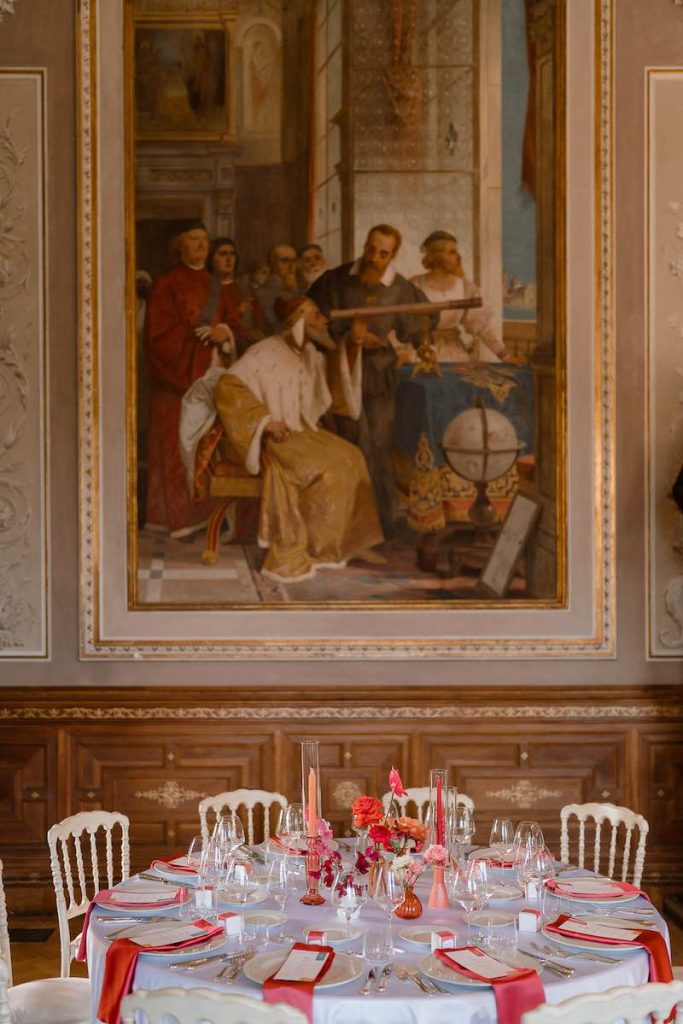 In questa foto, uno dei tavoli della sala interna di Villa Ponti allestita per un matrimonio 