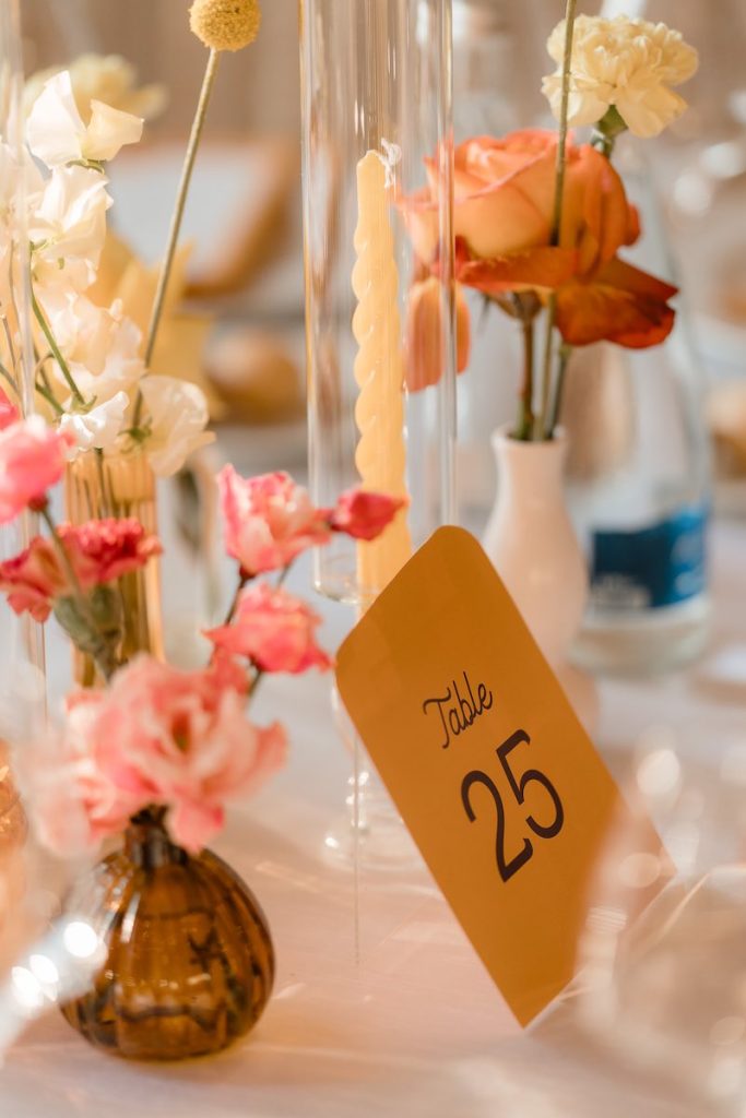 In questa foto, il dettaglio dell'allestimento tavoli del matrimonio a tema Lambretta firmato Lovevery Weddings&Events