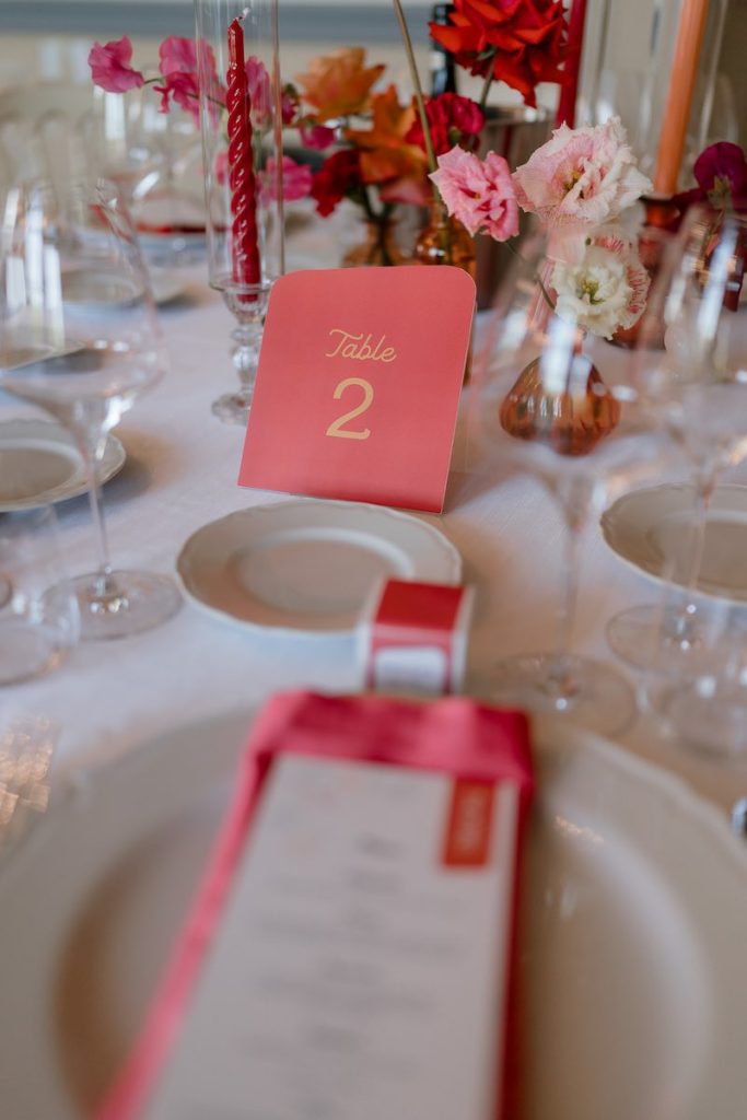 In questa foto, il dettaglio dell'allestimento tavoli del matrimonio a tema Lambretta firmato Lovevery Weddings&Events