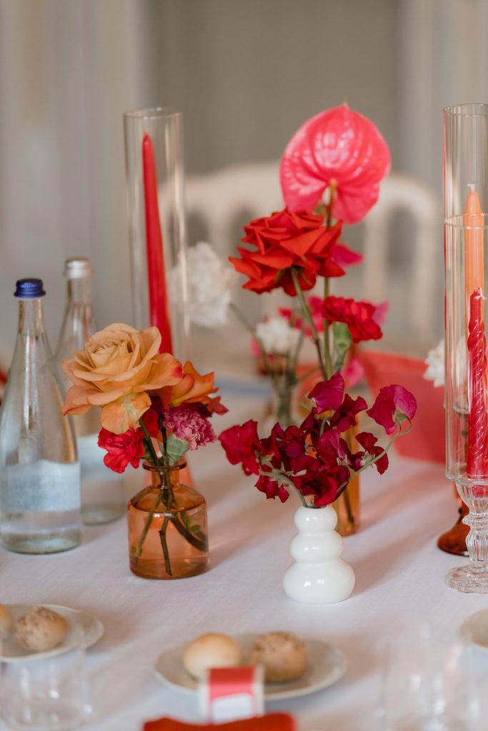 In questa foto, il dettaglio dell'allestimento tavoli del matrimonio a tema Lambretta firmato Lovevery Weddings&Events