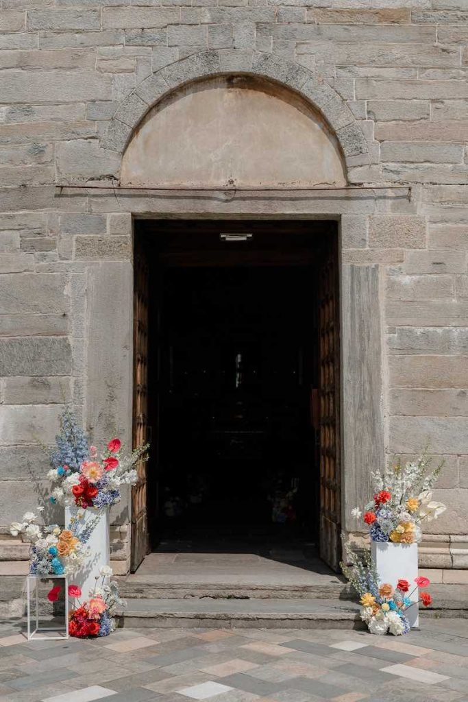 In questa foto, l'ingresso della chiesa del matrimonio di Sarah e Loris firmato Lovevery Weddings&Events