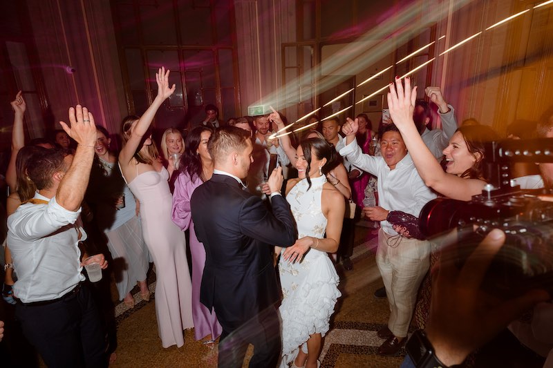 In questa foto, sposi e invitati ballano al party di un martrimonio a Villa Ponti
