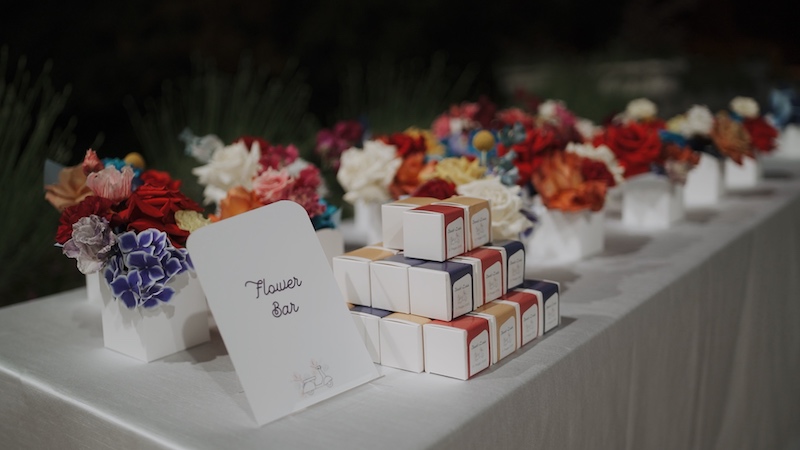 In questa foto, il dettaglio del Flower Bar del matrimonio a tema Lambretta firmato Lovevery Weddings&Events