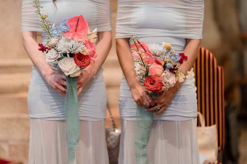 In questa foto, due bouquet delle damigelle del matrimonio di Sarah e Loris firmato Lovevery Weddings&Events