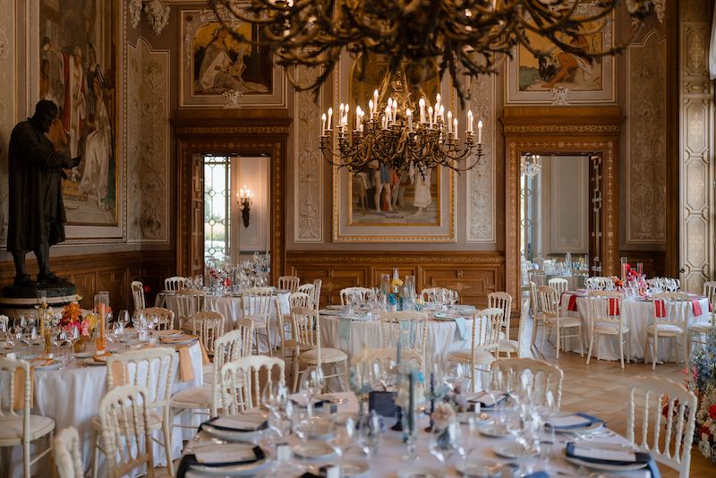 In questa foto, la sala interna di Villa Ponti allestita per un matrimonio 