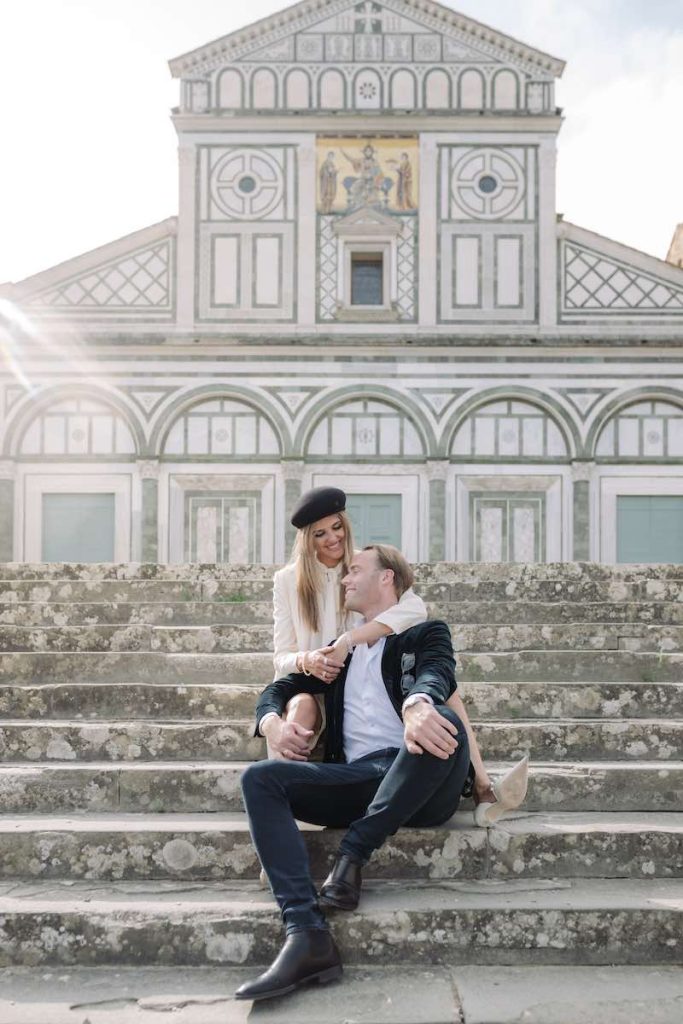In questa foto, Melissa e Bob seduti su una scalinata a Firenze