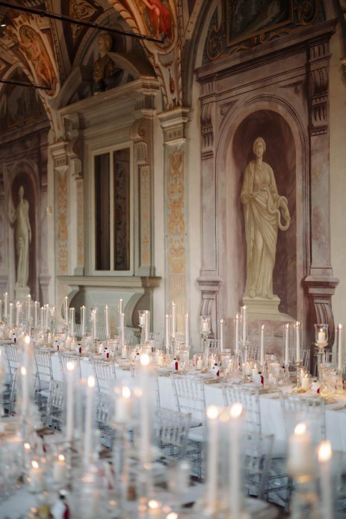 In questa foto, l'allestimento del ricevimento di nozze di Melissa e Bob firmate da Corsini.Events nella galleria di Villa Corsini