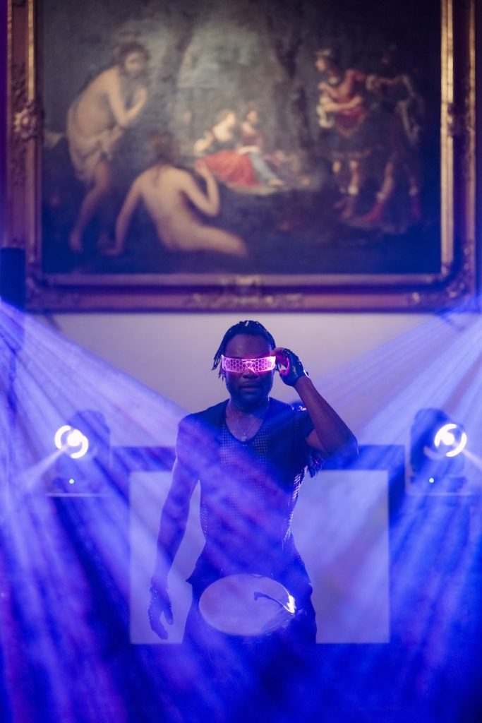 In questa foto, un dj ad un matrimonio