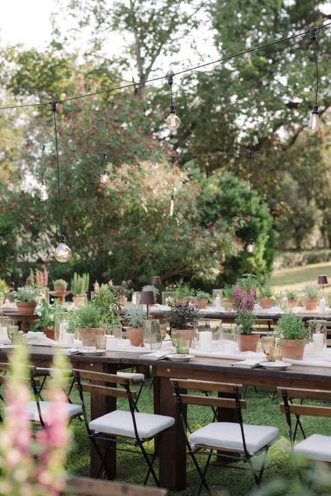 In questa foto, l'allestimento dei tavoli della cena pre-Wedding in stile Rustic Chic di Melissa e Bob organizzata da Corsini.Events