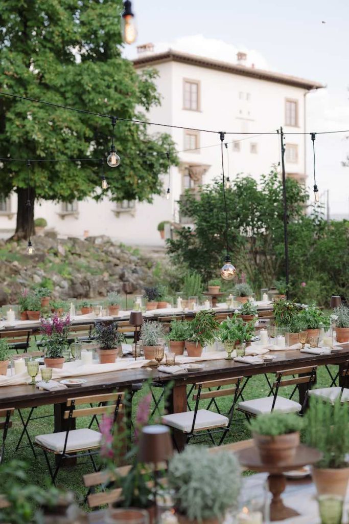 In questa foto, l'allestimento dei tavoli della cena pre-Wedding in stile Rustic Chic di Melissa e Bob organizzata da Corsini.Events