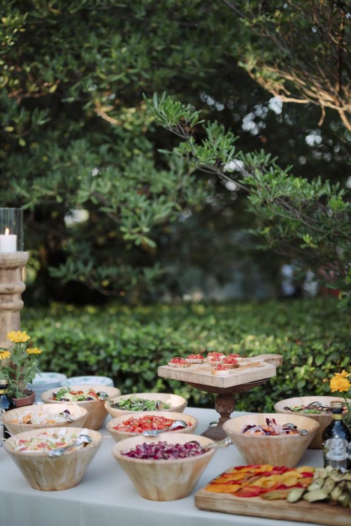 In questa foto, l'allestimento del buffet della cena pre-Wedding in stile Rustic Chic di Melissa e Bob organizzata da Corsini.Events