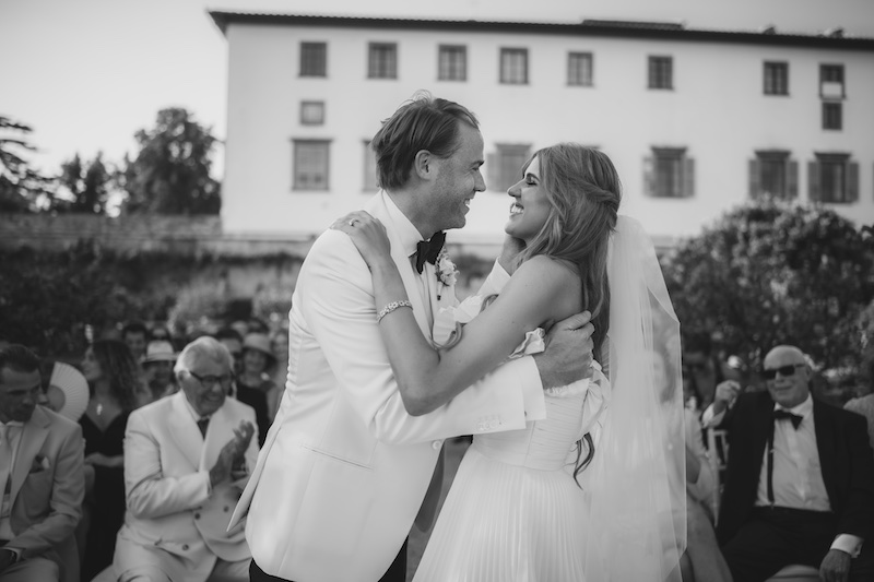 In questa foto in bianco e nero, un momento della cerimonia di nozze di Melissa e Bob firmate da Corsini.Events