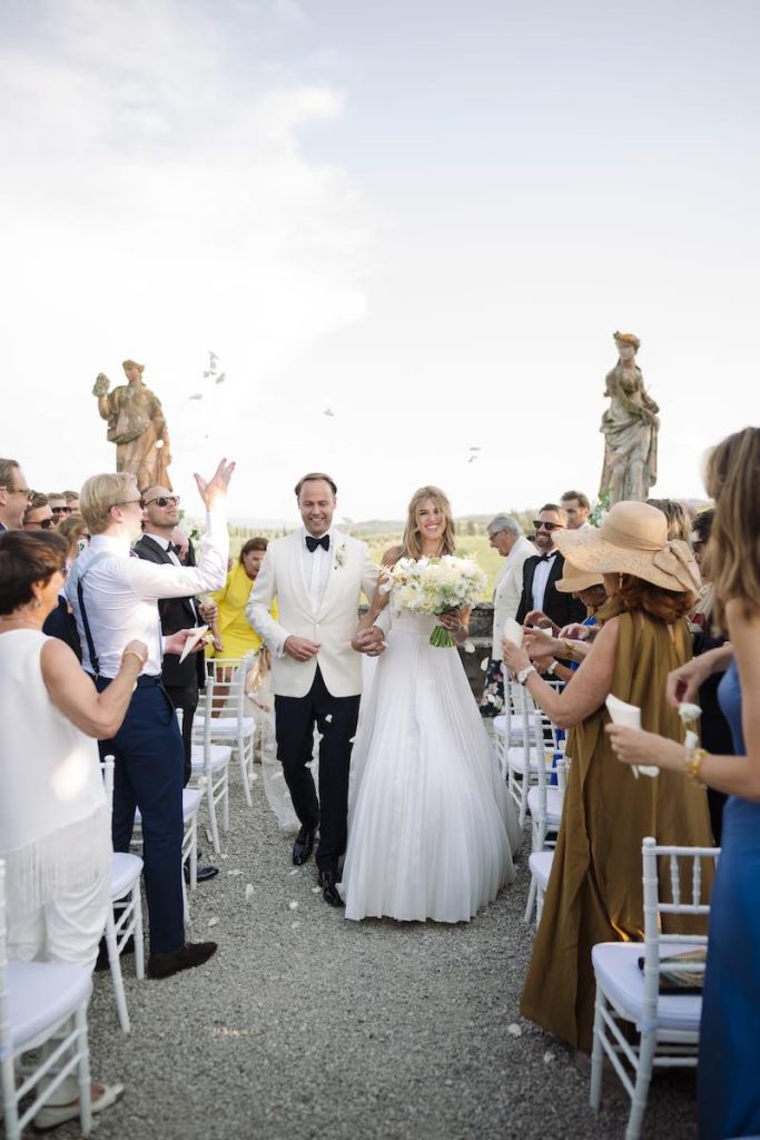 In questa foto, la conclusione della cerimonia di nozze di Melissa e Bob firmate da Corsini.Events