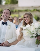 Gli abiti da sposa, il rito e i fiori Total White: a Panarea le nozze di Cecilia Capriotti