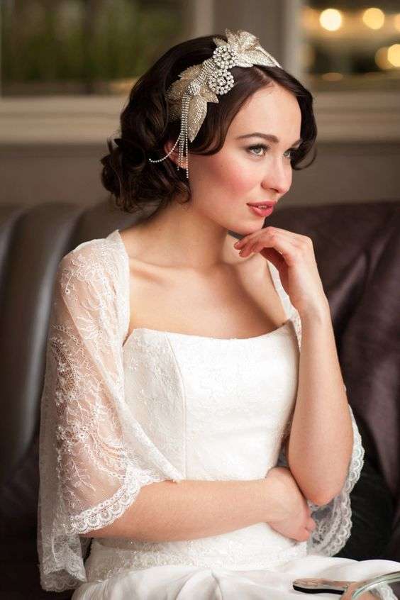 in questa foto si vede un'acconciatura sposa capelli corti con un taglio bob anni 20 impreziosito da un cerchietto con strass e dettagli preziosi