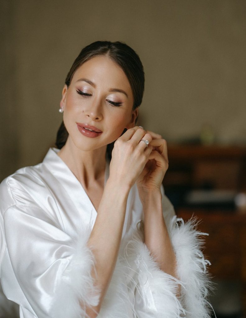 In questa foto, una sposa con un trucco naturale e luminoso realizzato da Annartstyle 