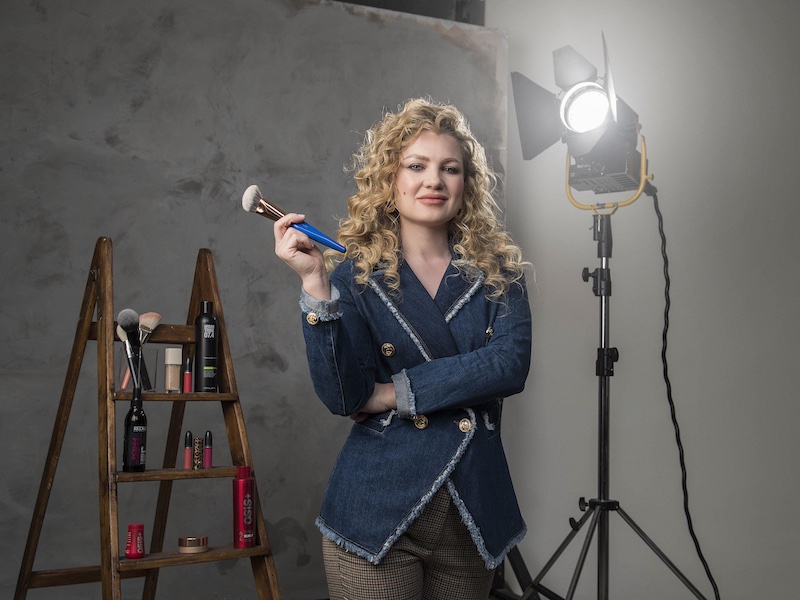 In questa foto, la make-up artist ed hair stylist Annartstyle