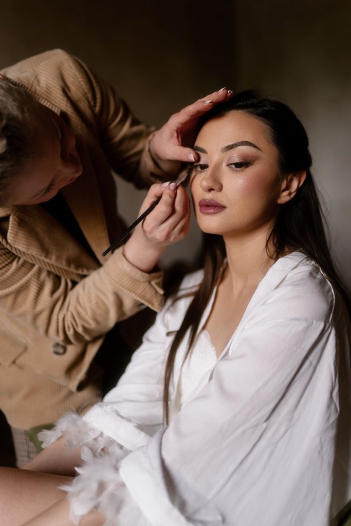 In questa foto, la truccatrice Anna Ushakova mentre truccoa una sposa per il suo matrimonio
