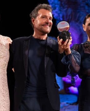 Antonio Riva premiato al Taomoda 2025 per l’Haute Couture Made in Italy