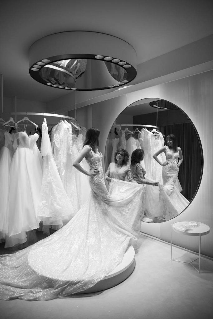 In questa foto, una ragazza prova un abito da sposa durante il Bridal Private Show a Le Spose di Mori