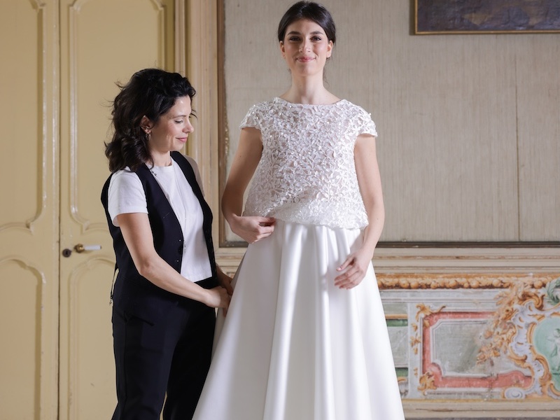 In questa foto, la stilista Benedetta Passalacqua accanto ad una modella che indossa un abito della collezione Essenza dell'Atelier Benedetta 2025