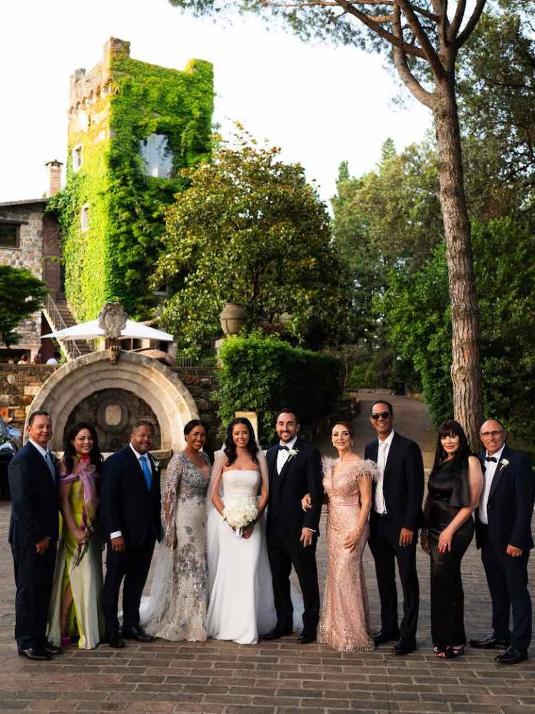 In questa foto, le famiglie degli sposi posano in una foto di gruppo