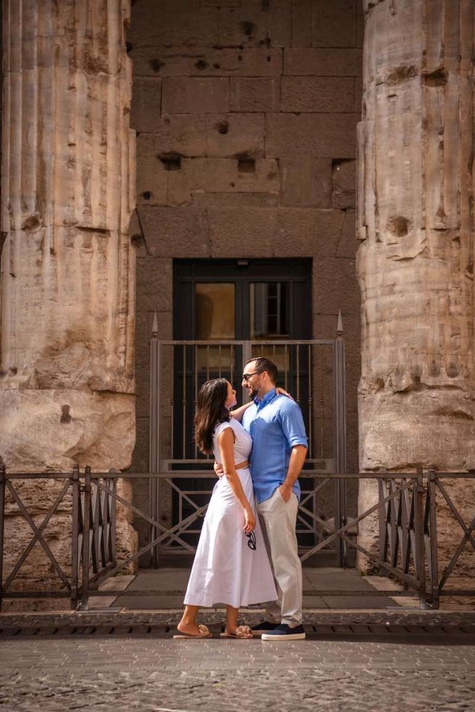 In questa foto, due futuri sposi spagnoli a Roma davanti a due colonne del Colosseo durante lo shooting pre-matrimonio