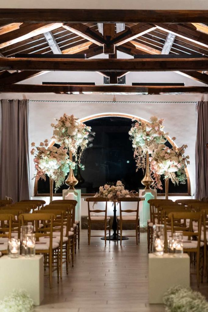 In questa foto, l'allestimento Total White della cerimonia di Maria Pia e PierPaolo realizzato da Barbara Vissani