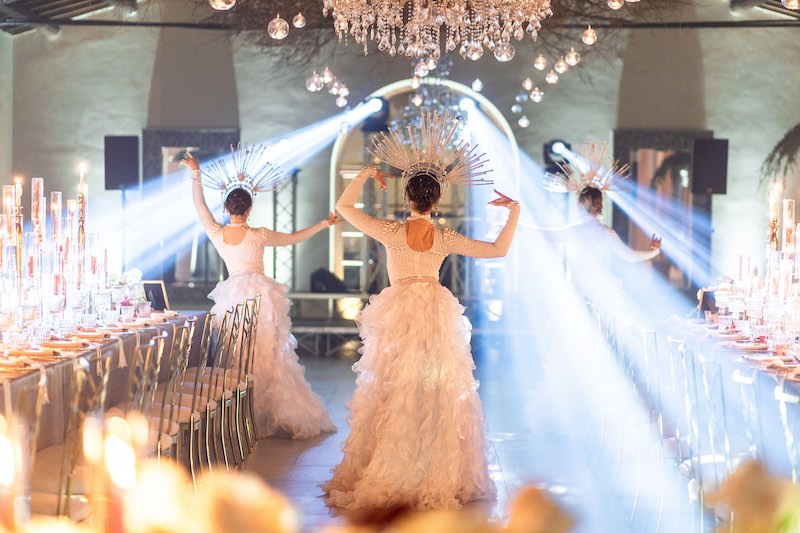 In questa foto, l'allestimento del matrimonio romantic glam di Barbara Vissani con un momento di intrattenimento