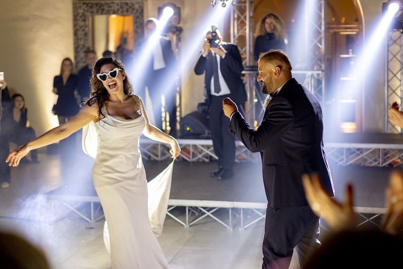 In questa foto, un momento del matrimonio romantic glam di Barbara Vissani mentre gli sposi Maria Pia e PierPaolo ballano