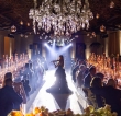 Mille candele, cascate di fiori e colori intensi: il matrimonio Romantic Glam di Barbara Vissani