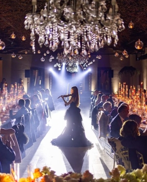 Mille candele, cascate di fiori e colori intensi: il matrimonio Romantic Glam di Barbara Vissani