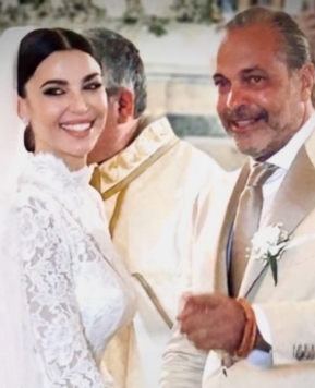 Gli abiti da sposa, il rito e i fiori Total White: a Panarea le nozze di Cecilia Capriotti