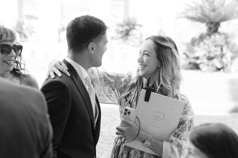 In questa foto in bianco e nero, la Wedding Planner Giorgia Pirro con uno sposo