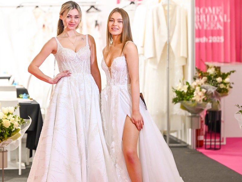 In questa foto, due modelle posano in abiti da sposa alla Rome Bridal Week