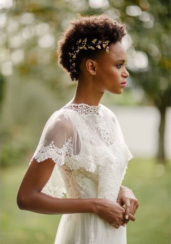 in questa foto si vede un'acconciatura sposa capelli corti afro con taglio mohicano impreziosito da fermagli dorati
