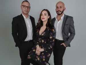 In questa foto, il team di Effecreazioni posa per il format Sicilia Destination...Yes, I do. Al centro è presenta Francesca Cavallaro con ai lati due collaboratori