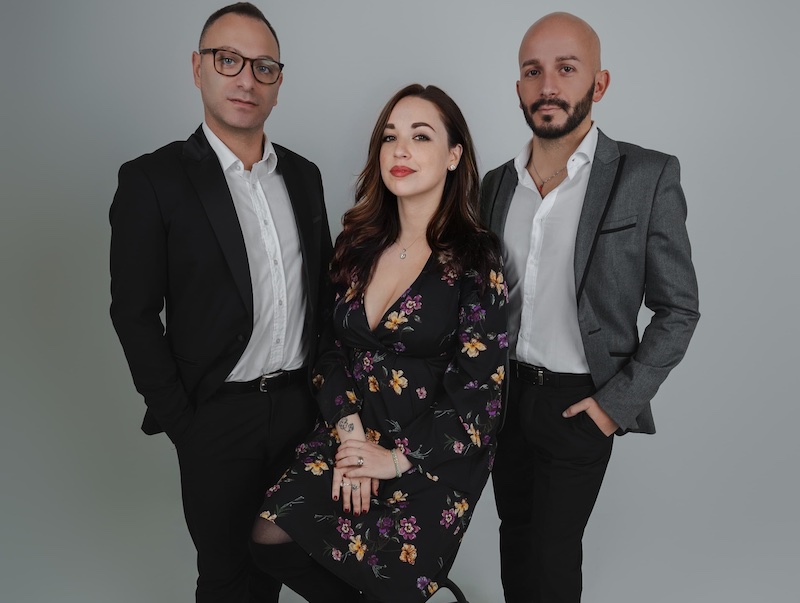 In questa foto, il team di Effecreazioni posa per il format Sicilia Destination...Yes, I do. Al centro è presenta Francesca Cavallaro con ai lati due collaboratori