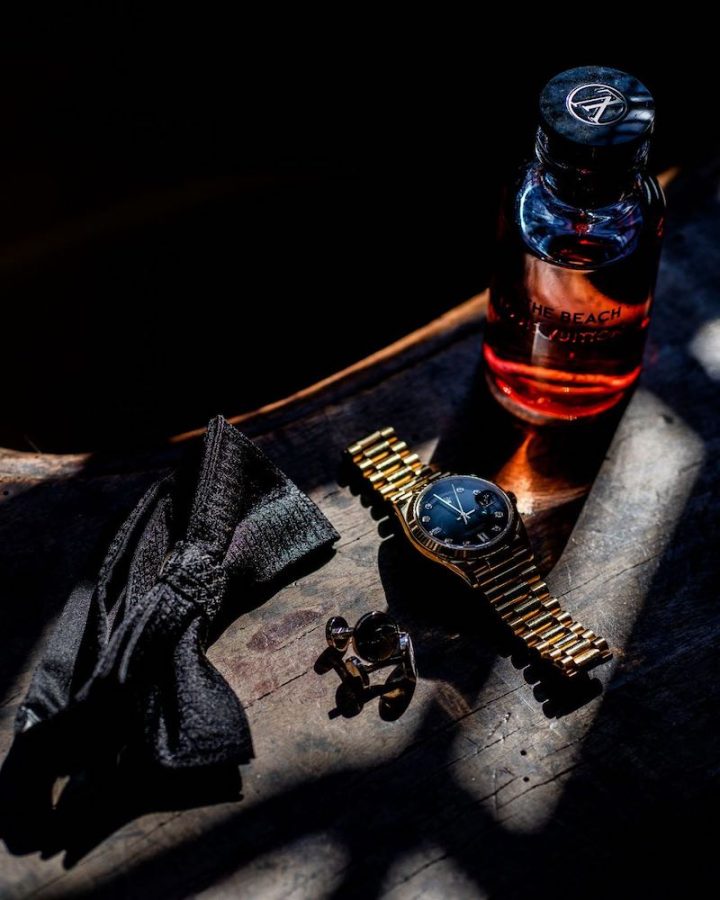 In questa foto, il dettaglio degli accessori dello sposo: papillon, gemelli, orologio e profumo