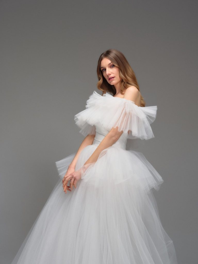 In questa foto, una modella indossa uno degli abiti da sposa Maria Pia Creazioni 2026 in tulle con ruches