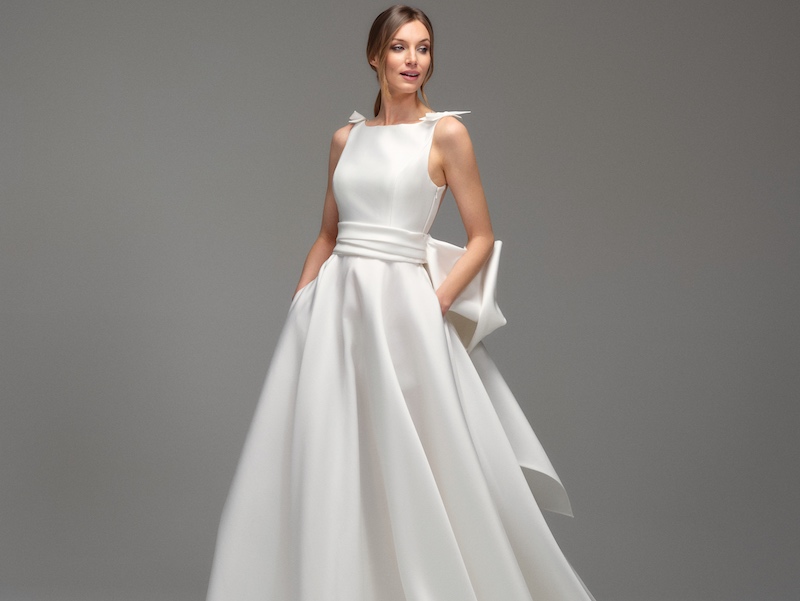 In questa foto, una modella posa indossando uno degli abiti da sposa Maria Pia Creazioni 2026 modello ampio in mikado di seta